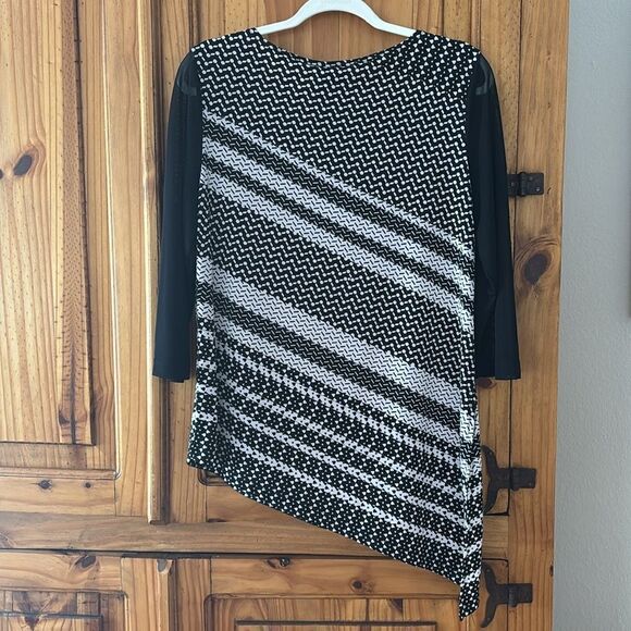 Chico’s Travelers Asymmetrical Hem Top - Picture 3 of 5